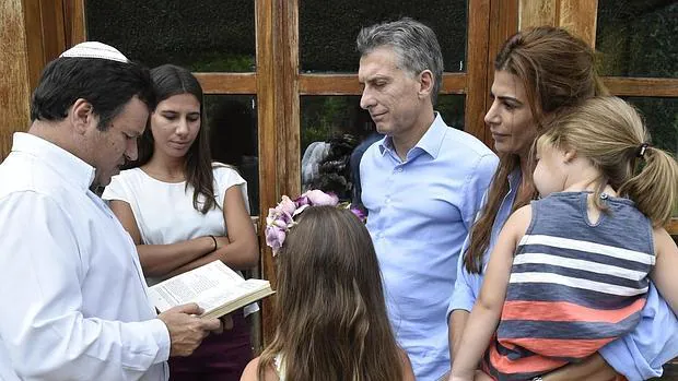 El presidente Macri con su esposa, su hija y las hijas de Nisman durante la lectura de una oración por el fiscal