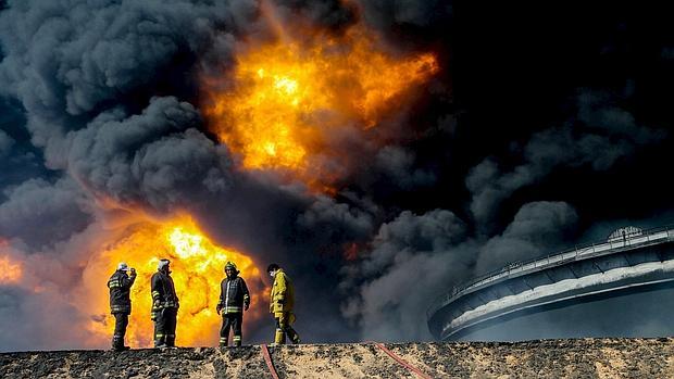 Incendio en una terminal petrolera en Ras Lanuf, en la costa este de Libia el 6 de enero