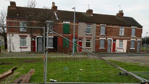 Casas con las puertas pintadas de rojo en un calle de Middlesbrough