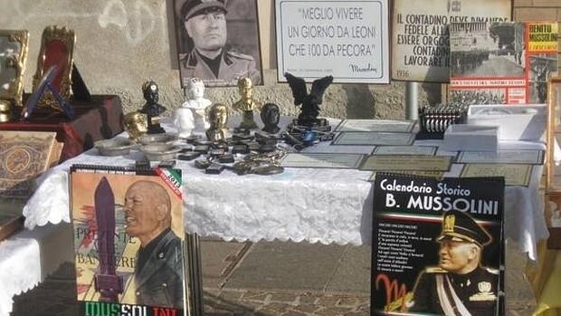 Objetos con símbolos fascistas a la venta en Italia