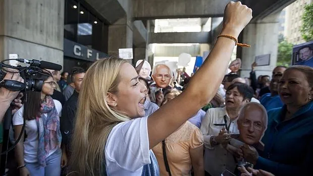Lilian Tintori (C), esposa del dirigente político que se encuentra preso Leopoldo Lopez, participa en una manifestación pacífica en la entrada al edificio donde se encuentran las oficinas del Defensor del Pueblo de Venezuela, Tarek William Saab