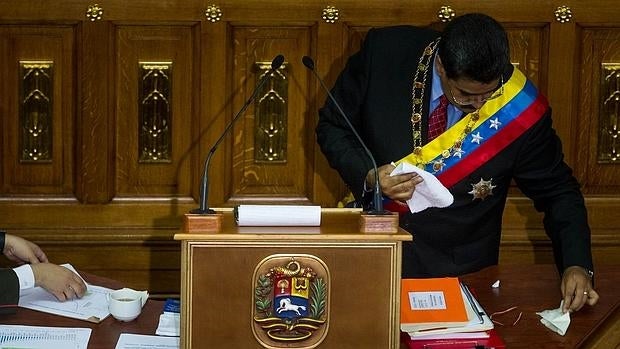 El Parlamento insta a Maduro a «apretarse el cinturón»