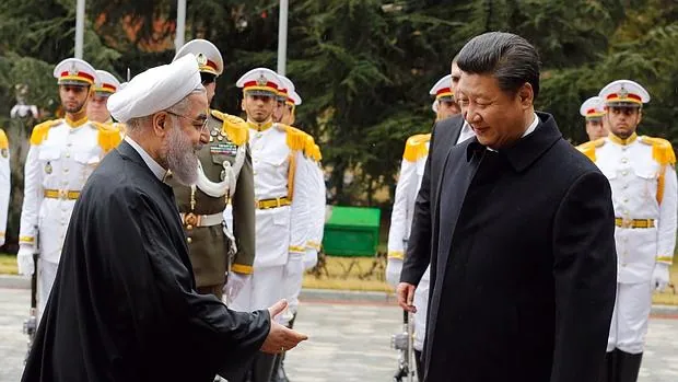 El presidente de Irán, Hasan Rohaní (izquierda) y el de China, Xi Jinping (derecha), en una foto tomada hoy