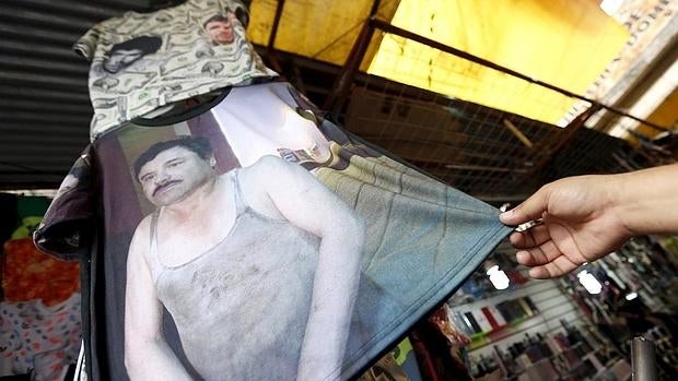 Camiseta con la icónica foto de la detención de «El Chapo»