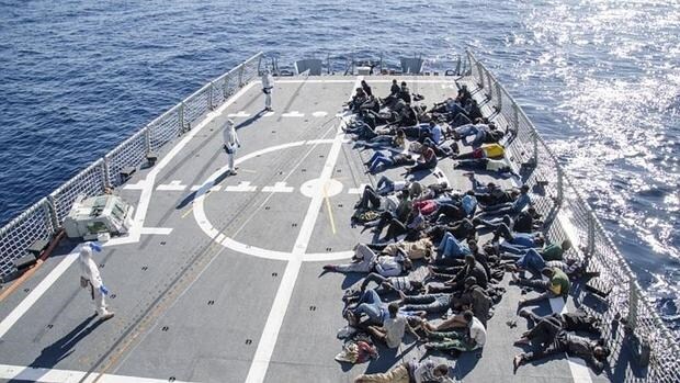 Los inmigrantes, tras el rescate por parte de la Armada
