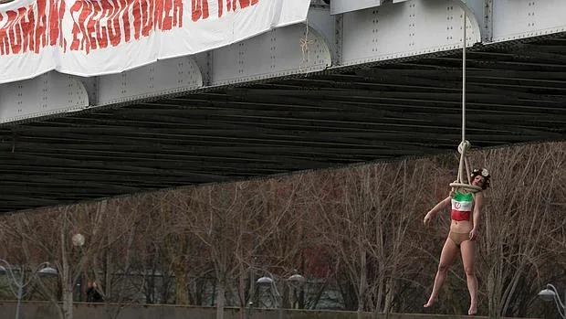 Femen protesta contra Rohaní con una activista «ahorcada» en París