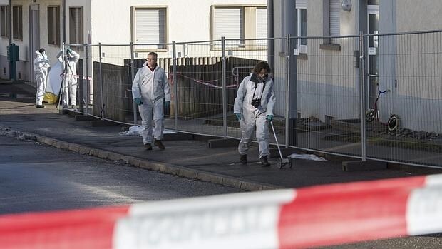 La policía examina la zona donde se ha producido un ataque contra un centro de refugiados en Villingen-Schwenningen (Alemania)