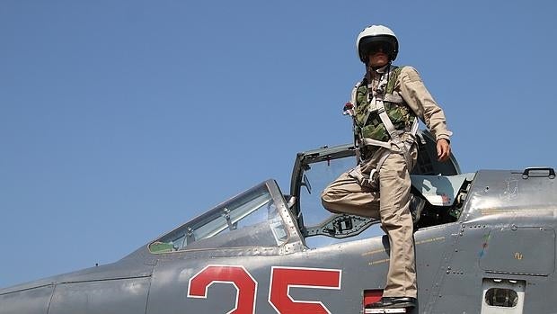 El piloto de un caza ruso, junto a un caza Sukhoi en la base rusa de Latakia, Siria