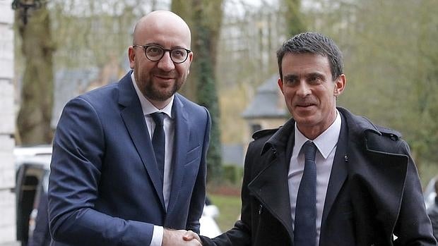 El primer ministro de Bélgica, Charles Michel saluda a su homólogo de Francia, Manuel Valls