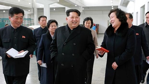 El dictador de Corea del Norte, Kim Jong-un, durante la inspección a una fábrica textil