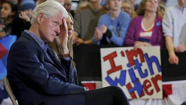 Bill Clinton y su hija Chelsea atienden el discurso de la precandidata demócrata, Hillary Clinton, este domingo en Des Moines (Iowa)