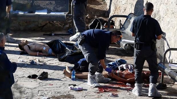 Agentes israelíes junto a los cadáveres de dos palestinos en la Puerta de Damasco de Jerusalén