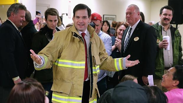 Marco Rubio se prueba un traje de bombero en New Hampshire