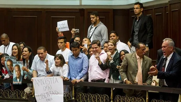 Familiares de los presos políticos asisten a la sesión parlamentaria de este jueves en la Asamblea Nacional, en Caracas