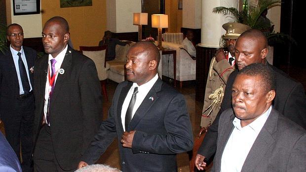 Pierre Nkurunziza (centro), escoltado en mayo de 2015 en Tanzania