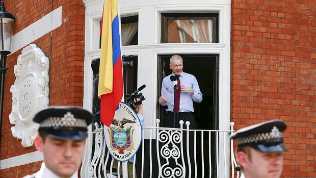 Assange camparece ante los medios desde la Embajada de Ecuador en Londres en 2012