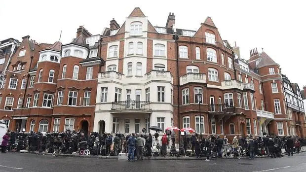 Periodistas y ciudadanos congregados frente a la embajada de Ecuador en Londres
