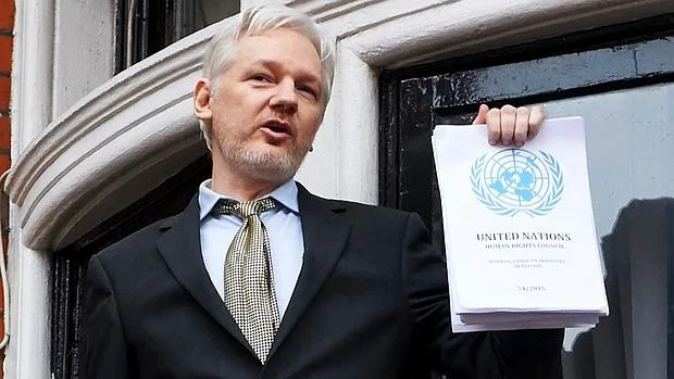 Julian Assange, con el informe de la ONU, este viernes en el balcón de la embajada de Ecuador en Londres