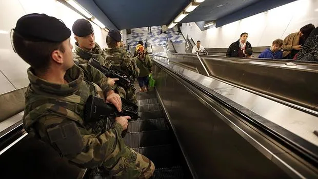 Soldados franceses patrullan en el metro de Marsella