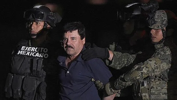 joaquín «el chapo» Guzman es trasladado por las fuerzas de seguridad mexicanas tras ser capturado por segunda vez