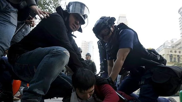 Los agentes reducen a un hombre en el distrito de Mongkok
