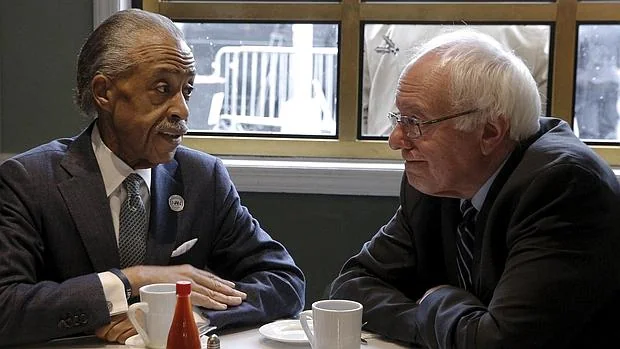 El candidato presidencial demócrata EE.UU. Bernie Sanders (R) se reúne con el reverendo Al Sharpton en el restaurante de Sylvia, en Harlem, Nueva York