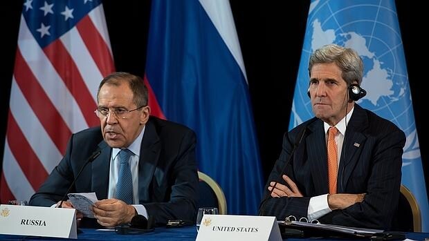 El secretario de Estado de EEUU, John Kerry, y el ministro ruso de Exteriores, Serguéi Lavrov (i), asisten al encuentro del Grupo Internacional de Apoyo a Siria