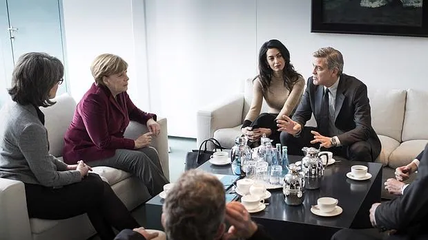 La canciller alemana Angela Merkel se reúne con George Clooney y su mujer, Amal, para atajar la crisis de refugiados