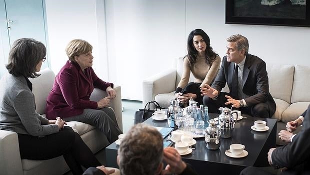 Merkel y Clooney se reúnen en Alemania para atajar la crisis de refugiados