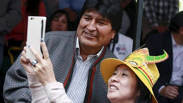 Evo Morales se hace un selfie con una turista japonesa en el carnaval de Oruro, al sur de La Paz
