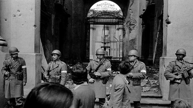 Militares ante el Palacio de la Moneda en 1973