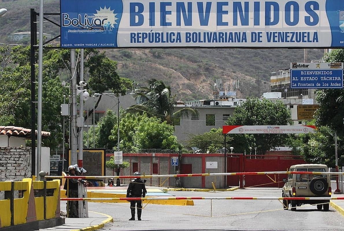 Un miembro de la guardia bolivariana vigila la frontera entre Venezuela y Colombia