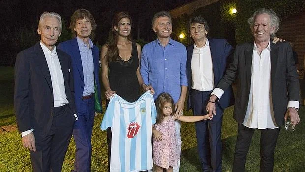 Mauricio Macri posa junto a los Rolling Stones