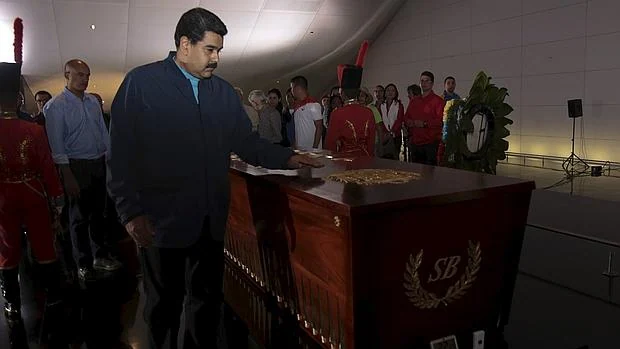 Nicolás Maduro pasa la mano por la tumba de Simón Bolivar, este viernes en el Panteón Nacional, en Caracas