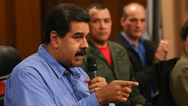 El presidente venezolano, Nicolás Maduro, acompañado por miembros de su Gobierno en el Palacio de Miraflores