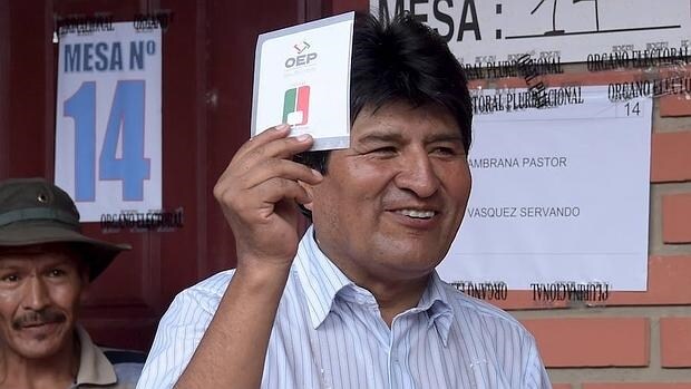 Evo Morales con su papeleta para el referéndum celebrado este domingo