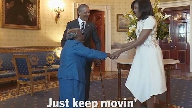 La anciana baila con el matrimonio Obama
