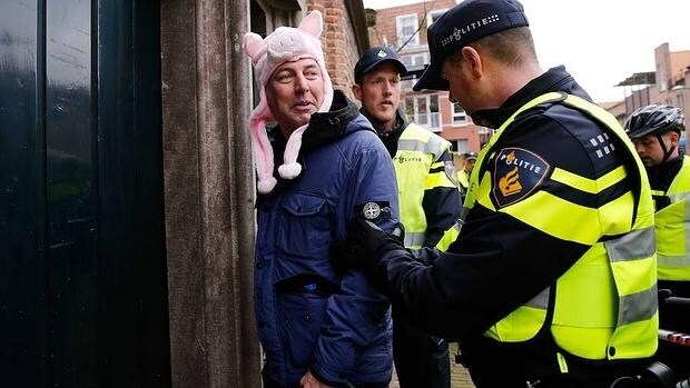 Detienen al líder holandés de Pegida disfrazado con una cabeza de cerdo