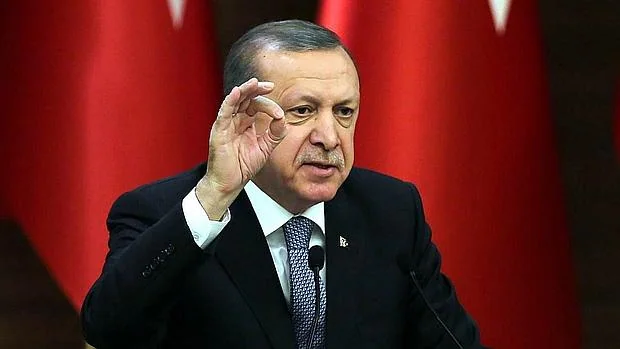 Recep Tayyip Erdogan se dirige a los «mukhtars» (jefes de ciudades y pueblos), durante una reunión este miércoles en el Palacio Presidencial, en Ankara