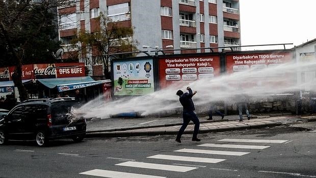 La Policía turca utiliza cañones de agua para dispersar a manifestantes prokurdos este miércoles en Diyarbakir