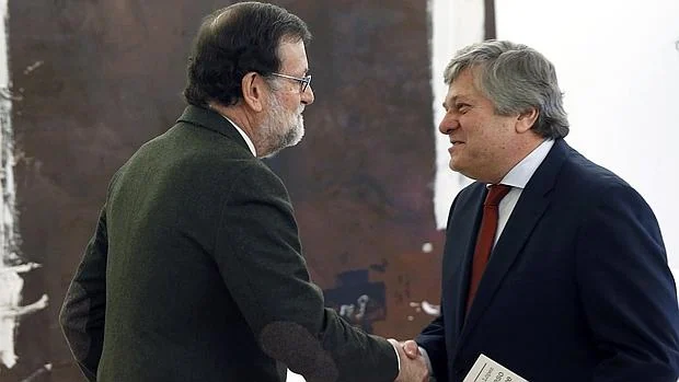 El presidente del Gobierno en funciones, Mariano Rajoy, saluda a Leopoldo López Gil