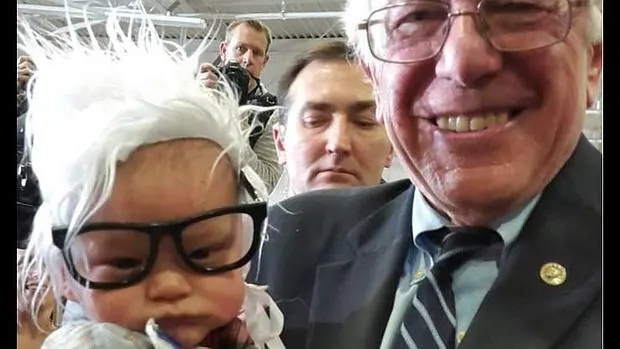 Bernie Sanders junto al bebé