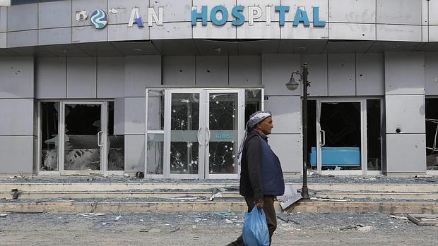 Un hombre pasa por delante de un hospital destruido por los enfrentamientos entre las fuerzas especiales y los militantes del PKK