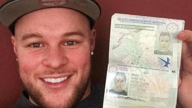El joven británico posa con el pasaporte de su novia