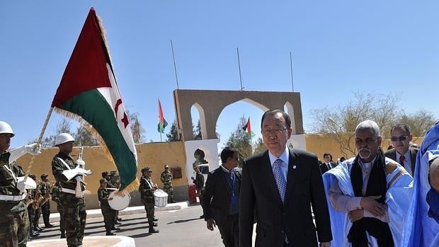 Ban KI-moon, durante su visita al campo de refugiados de Rabouni, al sur de Tinduf