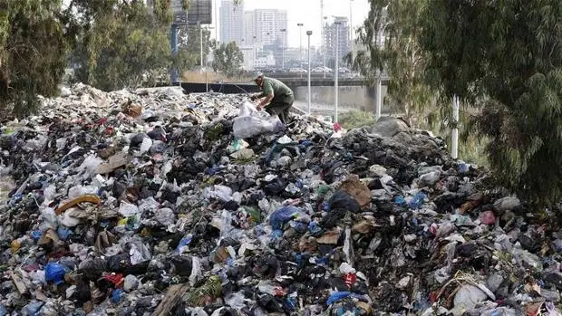 La basura se amontona a las afueras de Beirut
