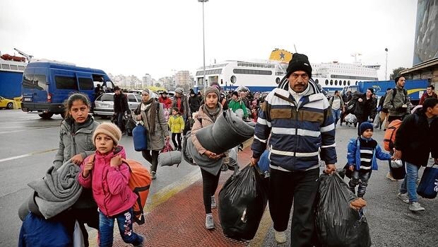 Un grupo de refugiados, tras desembarcar en el puerto griego del Pireo