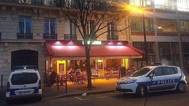 La Policía gala estacionada frente al Chez Papa