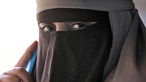 Una mujer vestida con niqab