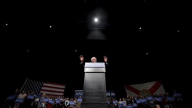 Bernie Sanders habla a sus seguidores en Míchigan